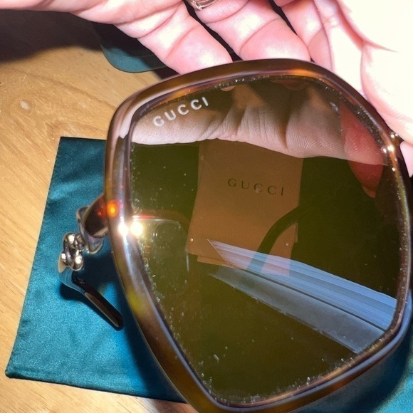 New Gucci sunglasses with case, silk bag and cleaning cloth. - Picture 7 of 7